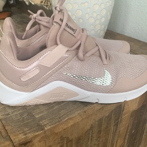 Nike legend women’s essential trainers. - Picture 6 of 7